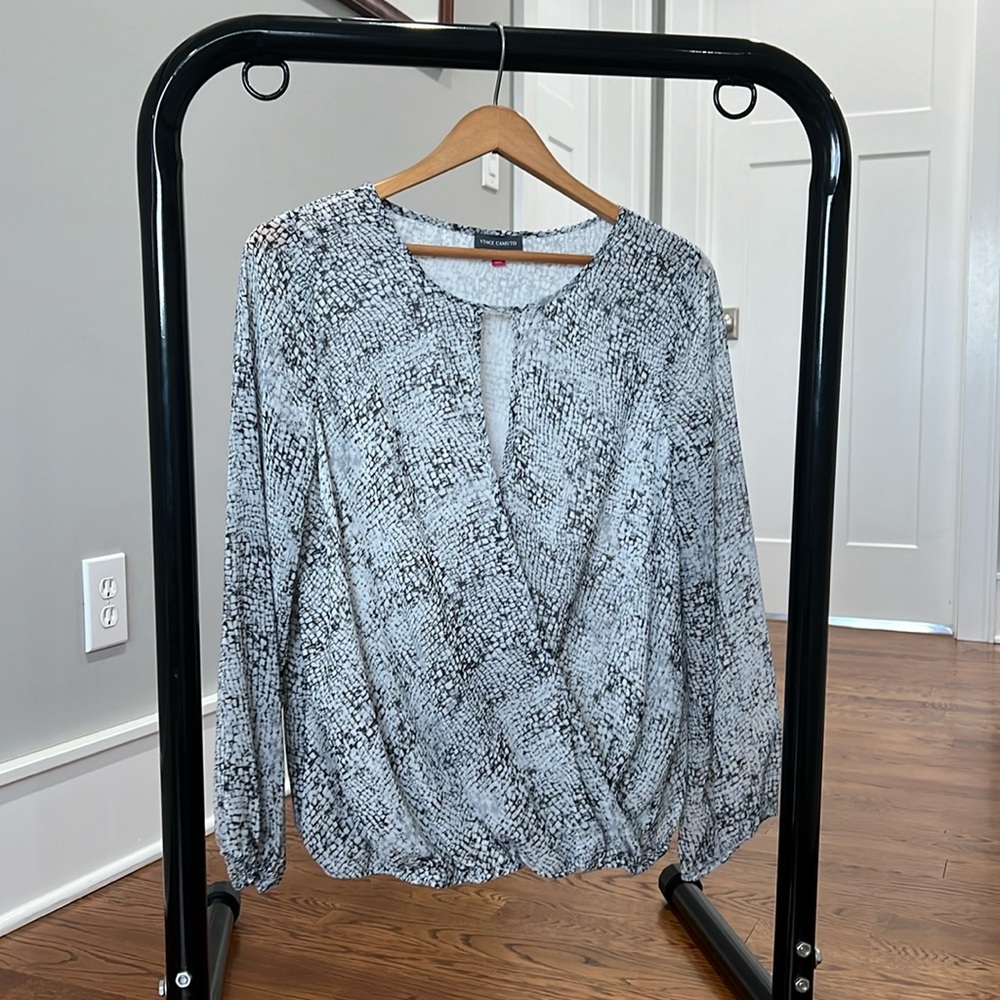 Vince Camuto gray print blouse size Small